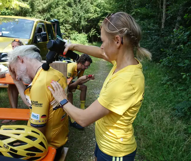 Cykelrytter får massage