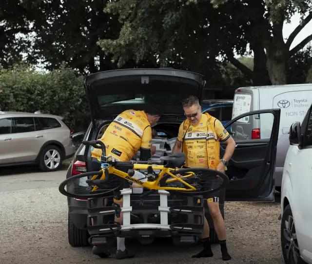 Servicebilen fikser cyklen